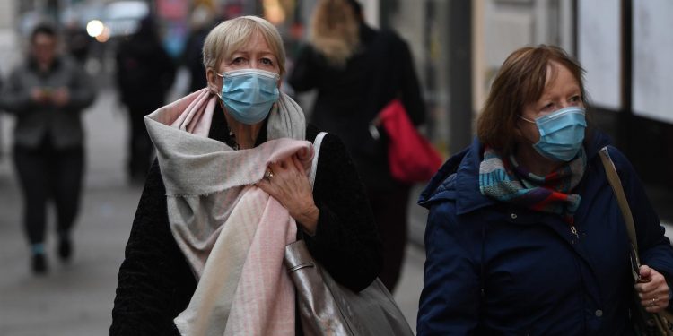 El Reino Unido apuesta por mascarillas y más vacunas contra la ómicron