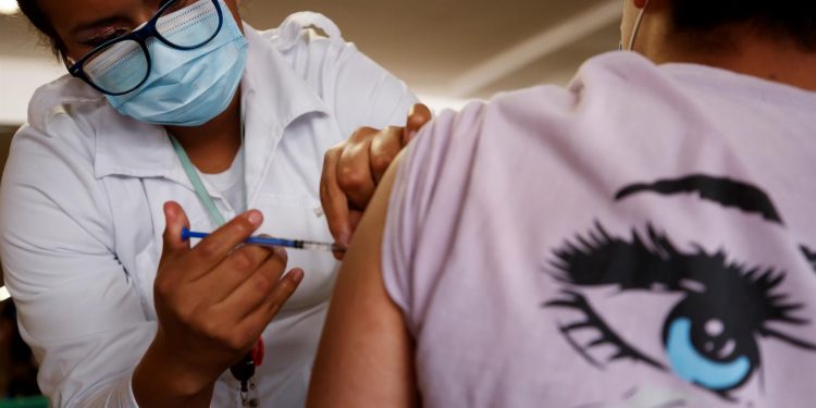 México inicia vacunación a menores de entre 15 y 17 años sin comorbilidades