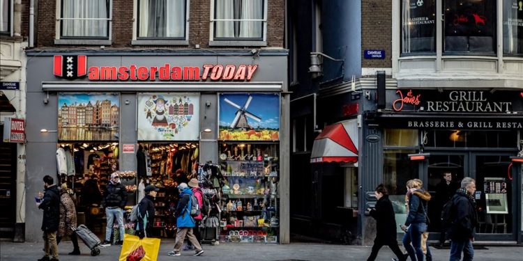 Países Bajos estudia introducir más restricciones por disparo de contagios de COVID-19