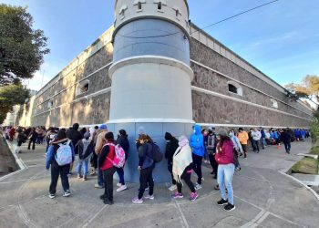 Guatemaltecos acuden a puestos de vacunación contra COVID-19 en instalaciones militares