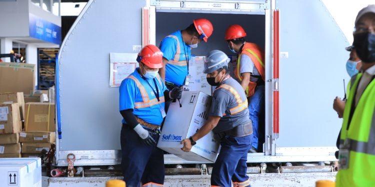 Comienza distribución de la vacuna Pfizer para niños y adolescentes