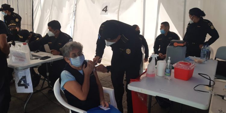 Salud Policial mantiene jornadas de vacunación contra el COVID-19