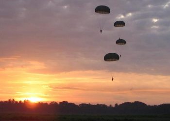 Paracaidistas fortalecen sus capacidades en saltos diurnos y nocturnos