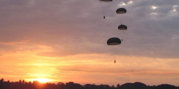 Paracaidistas fortalecen sus capacidades en saltos diurnos y nocturnos