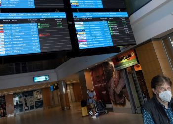 Los casos en Sudáfrica de ómicron son leves por ahora, pero los expertos piden cautela