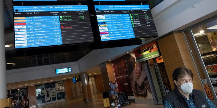 Los casos en Sudáfrica de ómicron son leves por ahora, pero los expertos piden cautela