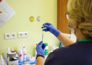 La cuarta ola fuerza a Europa central a volver a confinamientos y cierres