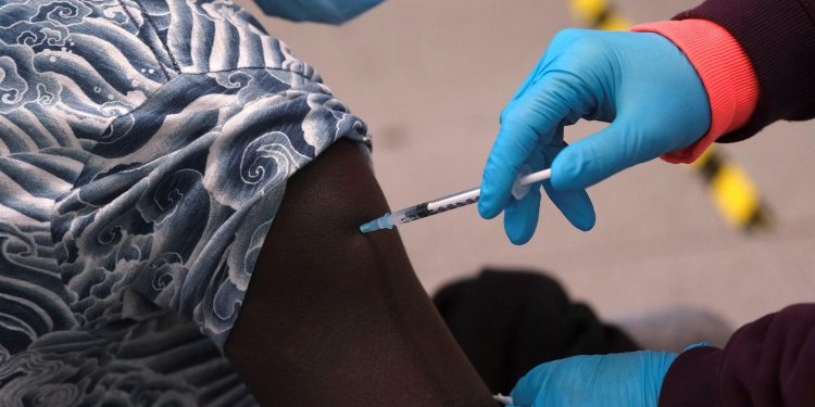 Las vacunas han salvado 470 mil vidas entre mayores de 60 años en Europa