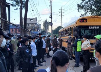 PNC apoya jornadas de vacunación contra COVID-19 de puerta en puerta