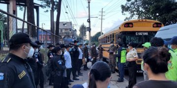 PNC apoya jornadas de vacunación contra COVID-19 de puerta en puerta