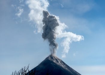 Insivumeh reporta explosiones débiles y moderadas en el volcán de Fuego
