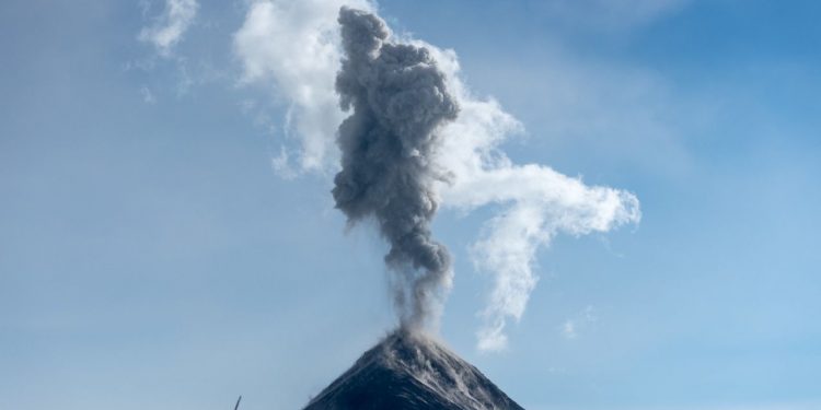 Insivumeh reporta explosiones débiles y moderadas en el volcán de Fuego