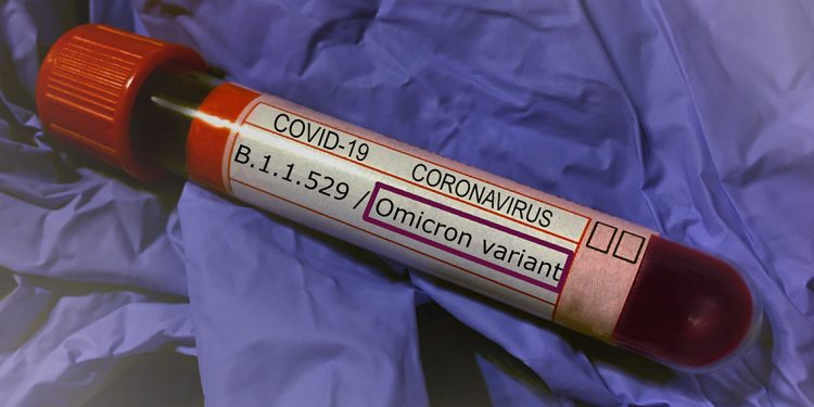 Variante ómicron ya está en casi 60 países, pero abundan los casos leves