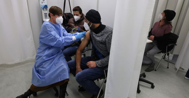 Madrid registra primer caso de ómicron por transmisión comunitaria en España