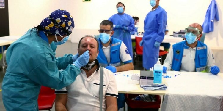 España supera la barrera de los 100 mil contagios por covid en un día