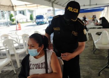 Prosigue jornada de vacunación contra COVID-19 en la Plaza de la Constitución