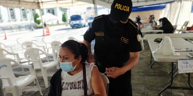 Prosigue jornada de vacunación contra COVID-19 en la Plaza de la Constitución