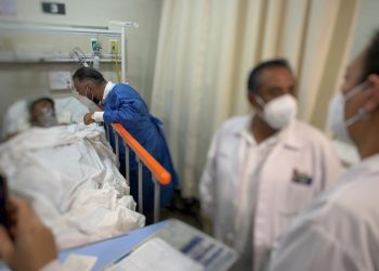 El personal consular atiende a migrantes tras accidente.