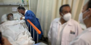 El personal consular atiende a migrantes tras accidente.