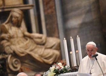 Papa Francisco: No vivamos una Navidad falsa y comercial