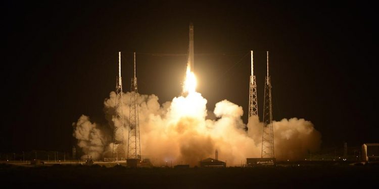 Cápsula Dragon de SpaceX se acopla con éxito a la EEI