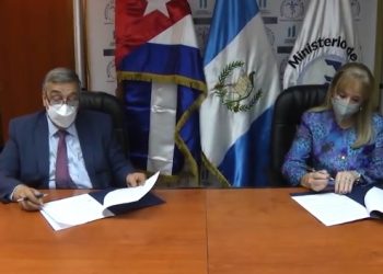 El ministro de Salud, Francisco Coma, y la embajadora de Cuba en Guatemala, María del Pilar Fernández, durante la firma del Acuerdo Subsidiario de Cooperación.