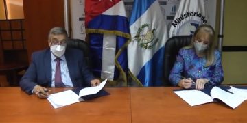 El ministro de Salud, Francisco Coma, y la embajadora de Cuba en Guatemala, María del Pilar Fernández, durante la firma del Acuerdo Subsidiario de Cooperación.