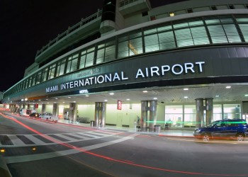 El Aeropuerto Internacional de Miami es uno de los afectados por la cancelación de vuelos a causa del auge de casos de COVID-19, por la variante ómicron.
