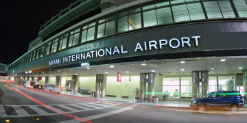 El Aeropuerto Internacional de Miami es uno de los afectados por la cancelación de vuelos a causa del auge de casos de COVID-19, por la variante ómicron.