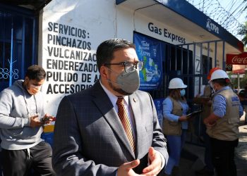 Ministro Alberto Pimentel lidera supervisión a expendios de gas propano.