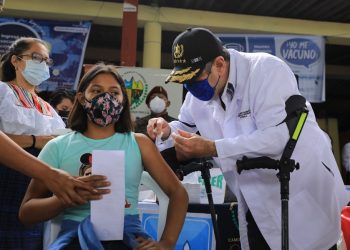 El presidente Alejandro Giammattei participa en jornada de vacunación para menores de 12 a 17 años en Camotán, Chiquimula.