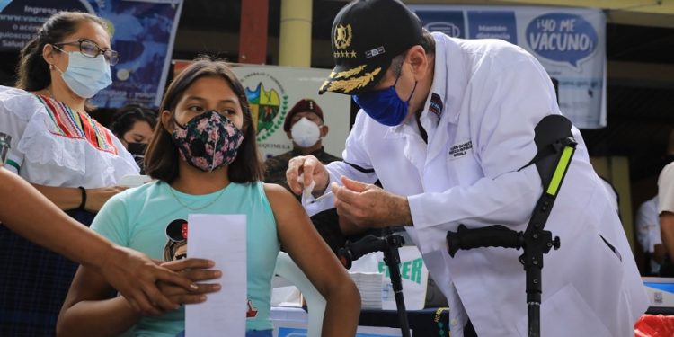 El presidente Alejandro Giammattei participa en jornada de vacunación para menores de 12 a 17 años en Camotán, Chiquimula.
