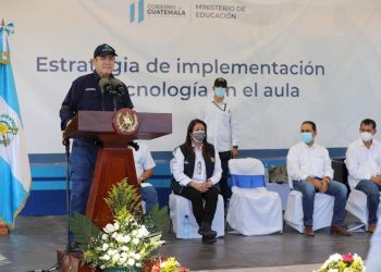 El presidente Alejandro Giammattei entrega tecnología en escuela de San Andrés, Petén.