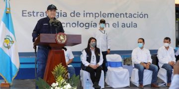 El presidente Alejandro Giammattei entrega tecnología en escuela de San Andrés, Petén.