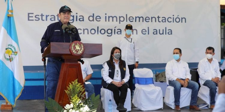 El presidente Alejandro Giammattei entrega tecnología en escuela de San Andrés, Petén.