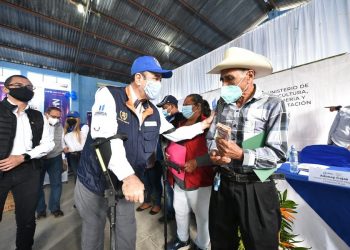 El presidente Alejandro Giammattei entrega Estipendios por Acciones en Uspatán, Quiché.