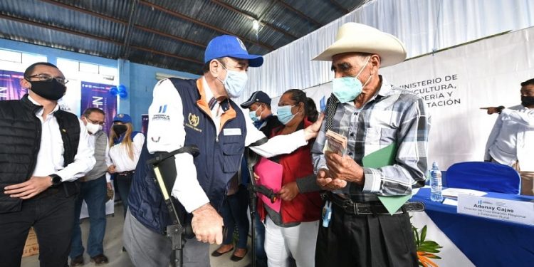 El presidente Alejandro Giammattei entrega Estipendios por Acciones en Uspatán, Quiché.