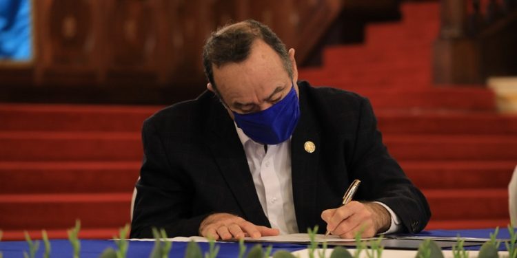 El presidente Alejandro Giammattei ratifica el Convenio de Cooperación Interinstitucional Anticorrupción, con motivo del Día Internacional de la Lucha contra la Corrupción.