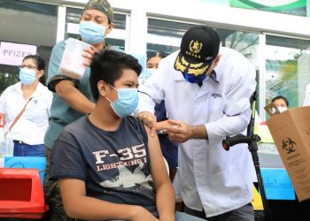 El presidente Alejandro Giammattei aplica vacuna contra COVID-19 a niños y adolescentes de Jocotán, Chiquimula.