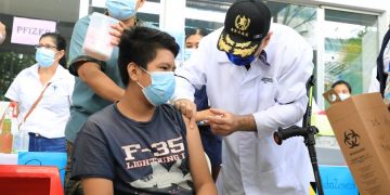 El presidente Alejandro Giammattei aplica vacuna contra COVID-19 a niños y adolescentes de Jocotán, Chiquimula.