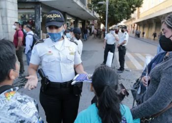 El personal del Departamento de Atención a la Víctima de la PNC está capacitado para brindar ayuda a las personas que son victimas de la violencia.