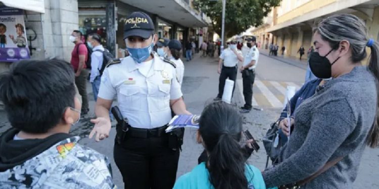 El personal del Departamento de Atención a la Víctima de la PNC está capacitado para brindar ayuda a las personas que son victimas de la violencia.