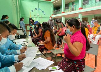 Vecinos de San Rafael Pétzal, Huehuetenango, acuden a uno de los puestos de vacunación que se instalaron en ese municipio.