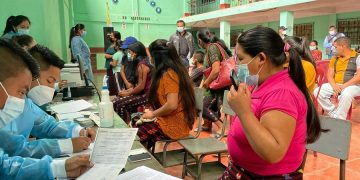 Vecinos de San Rafael Pétzal, Huehuetenango, acuden a uno de los puestos de vacunación que se instalaron en ese municipio.