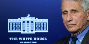 Fauci alerta de que los hospitales de EE. UU. se llenarán otra vez por ómicron