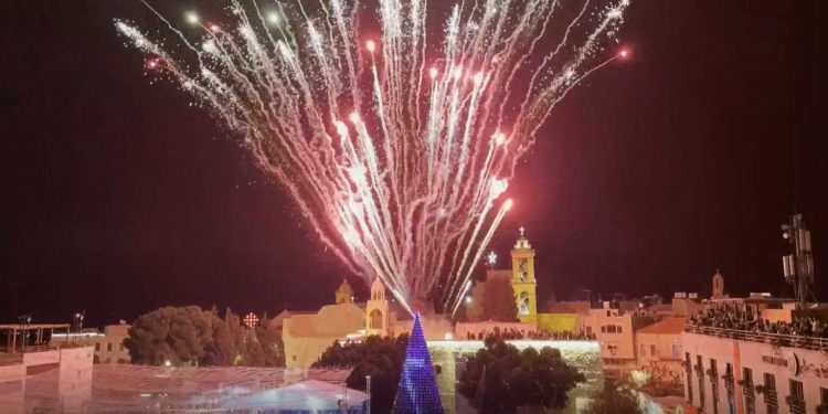Encienden Árbol de Navidad en Belén.