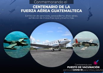La Fuerza Aérea Guatemalteca celebra su centenario con una exhibición aérea.