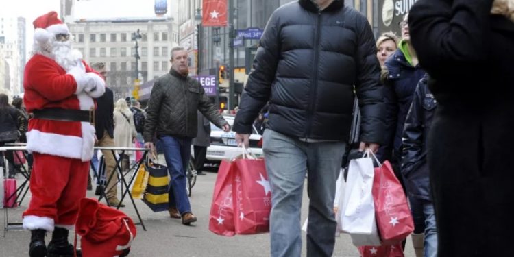 La mayoría de las compras de los estadounidenses en la temporada navideña se efectuaron durante el último fin de semana de noviembre.