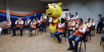 Guillo, la mascota de Conred muestra la certificación ISO 9001:2015 quu obtuvo esa institución.