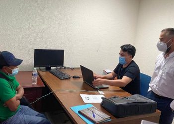 Personal del Consulado General de Guatemala en Tuxtla Gutiérrez, Chiapas, atiende a un familiar de migrante que busca información sobre su pariente.
